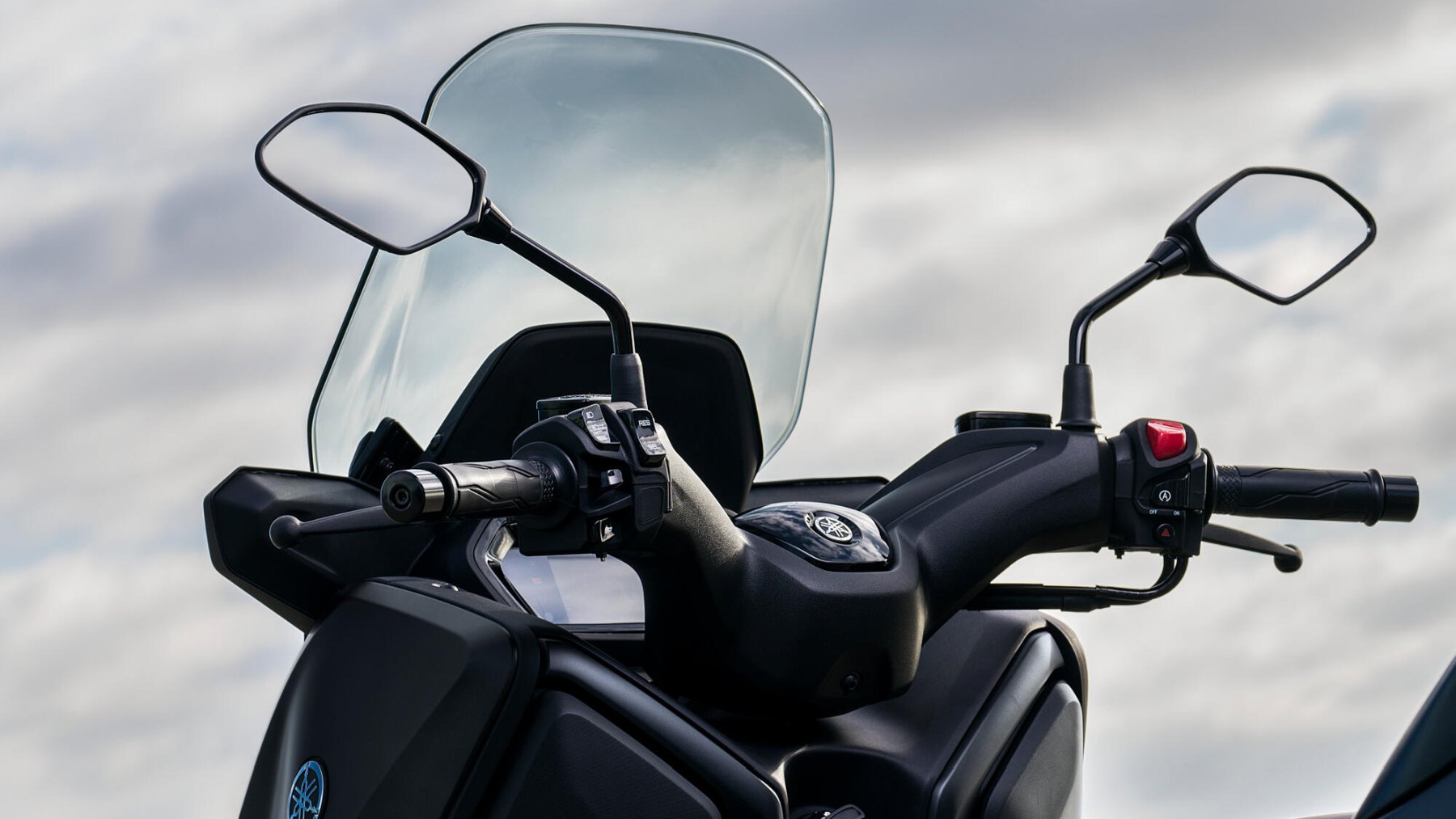 Vista del manillar de la Yamaha X-Max 125cc destacando ergonomía y acabados.
