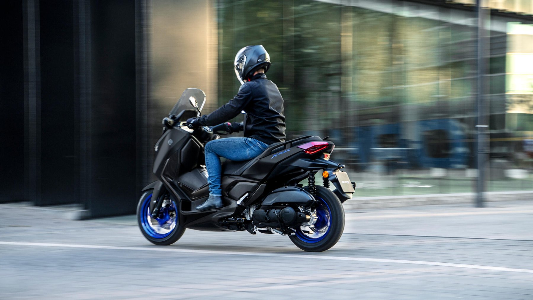 Vista dinámica de la Yamaha X-MAX 125cc en acción, resaltando sus líneas aerodinámicas.