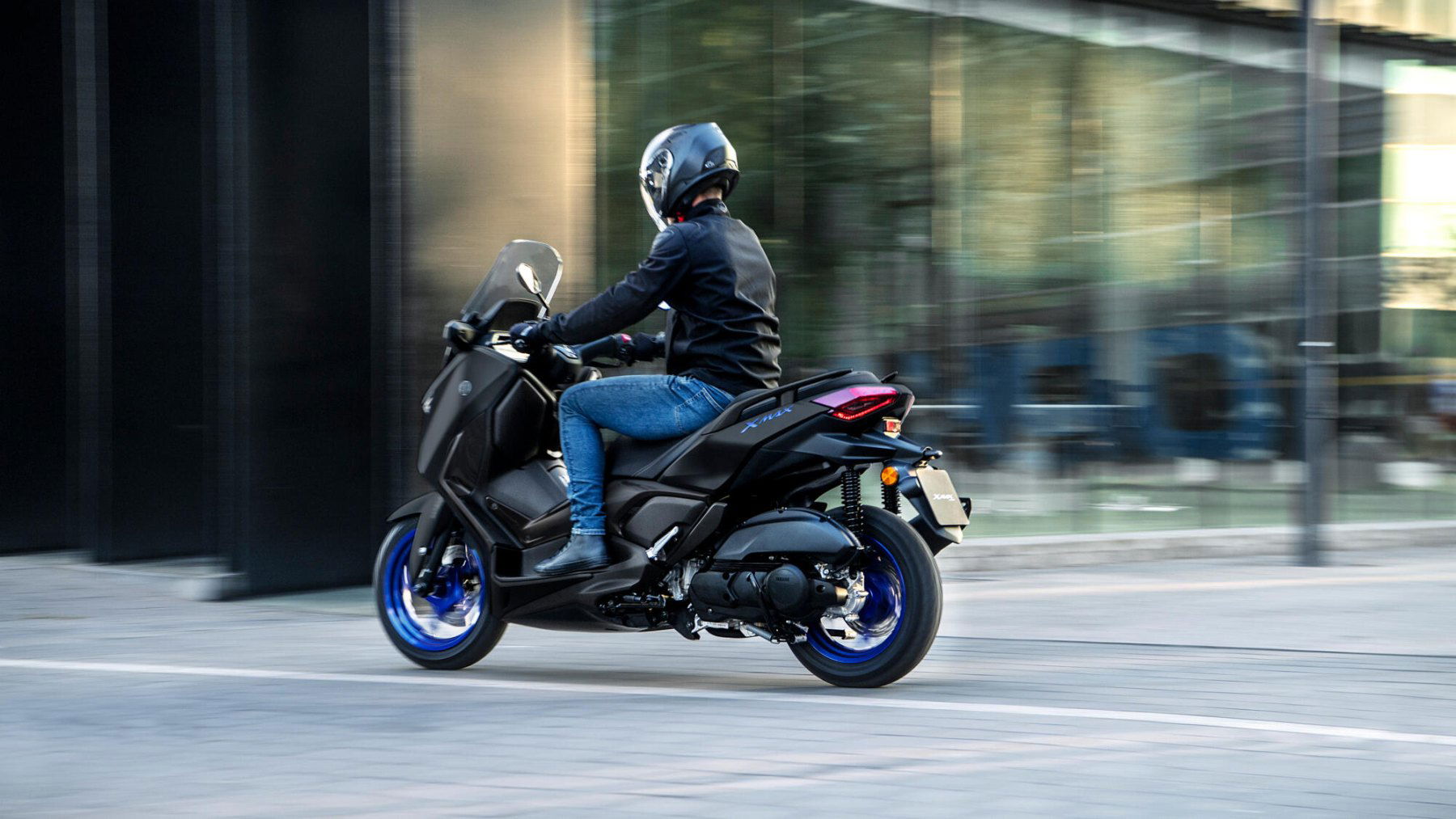 Vista dinámica de la Yamaha X-MAX 125cc en acción, resaltando sus líneas aerodinámicas. Vista dinámica de la Yamaha X-MAX 125cc en acción, resaltando sus líneas aerodinámicas.