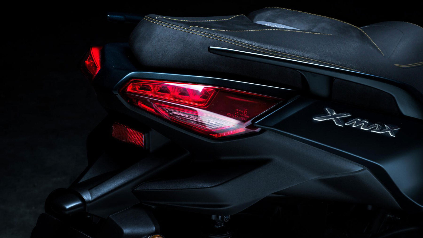Vista trasera de la Yamaha X-Max 125cc destacando su diseño de iluminación. Vista trasera de la Yamaha X-Max 125cc destacando su diseño de iluminación.