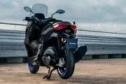Vista trasera y lateral del Yamaha X-Max 125cc, destacando su diseño deportivo. Vista trasera y lateral del Yamaha X-Max 125cc, destacando su diseño deportivo.