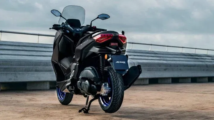 Vista trasera y lateral del Yamaha X-Max 125cc, destacando su diseño deportivo.