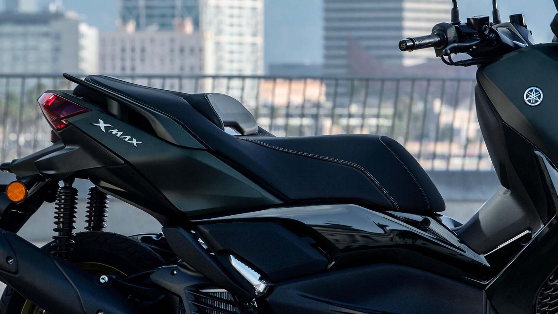 Vista lateral Yamaha X-Max 125cc destacando su diseño aerodinámico y asiento ergonómico