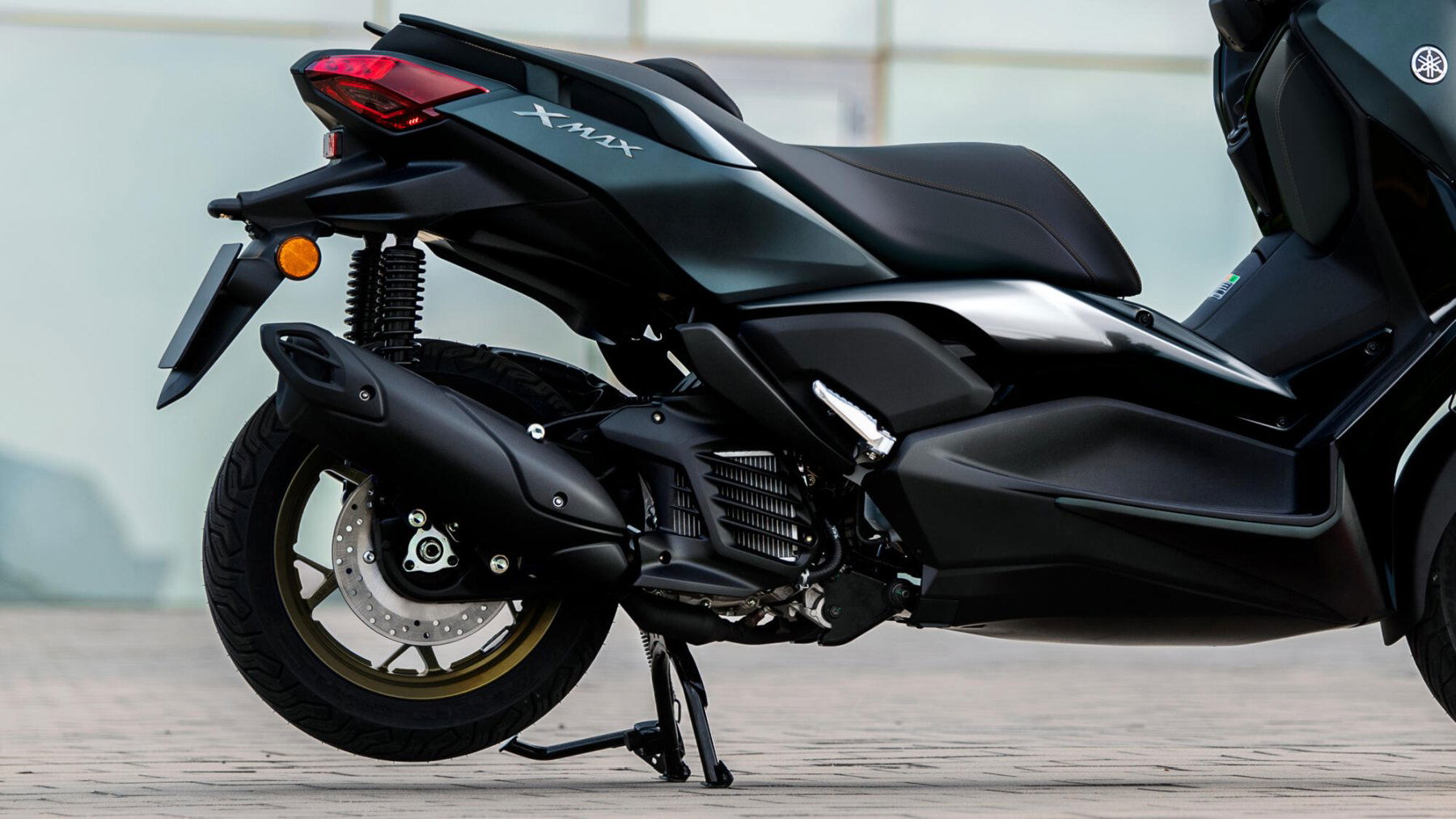 Vista lateral Yamaha X-MAX 125, destacando su diseño aerodinámico y acabados. Vista lateral Yamaha X-MAX 125, destacando su diseño aerodinámico y acabados.