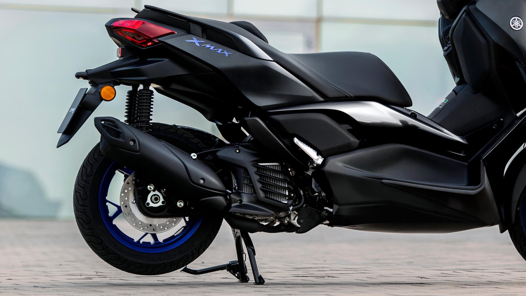 Vista lateral del Yamaha X-Max 125cc mostrando su diseño aerodinámico y compacto.