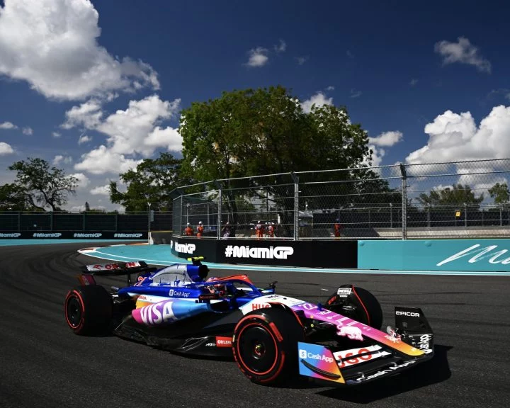 Monoplaza en el GP de Miami 2024, mostrando su dinámica lateral y los colores distintivos.