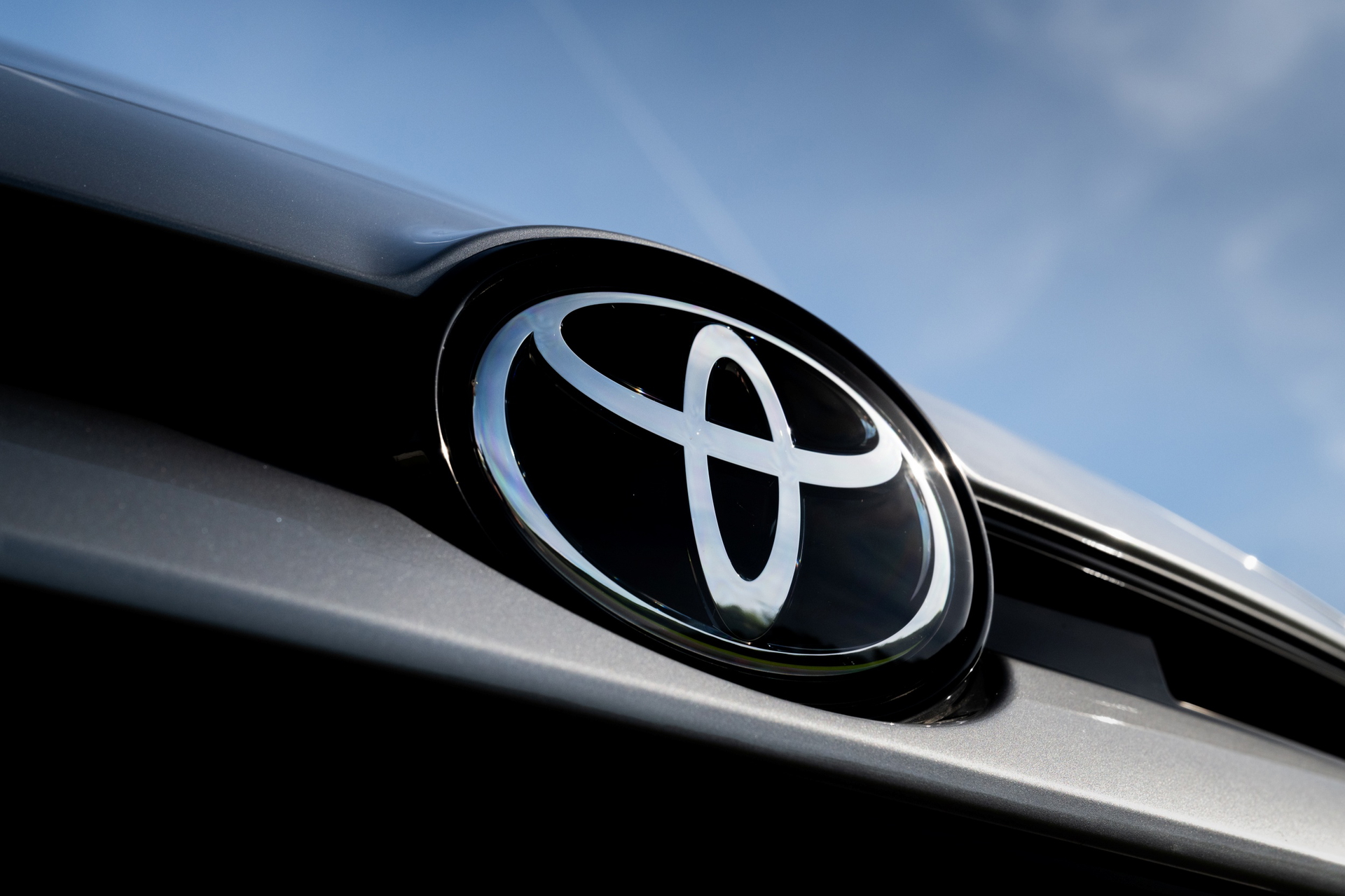 Detalle emblemático Toyota GR Yaris hidrógeno.