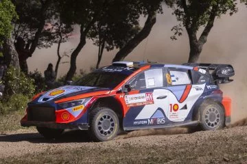 Hyundai en acción durante el rally de Cerdeña, mostrando velocidad y control en terreno difícil.