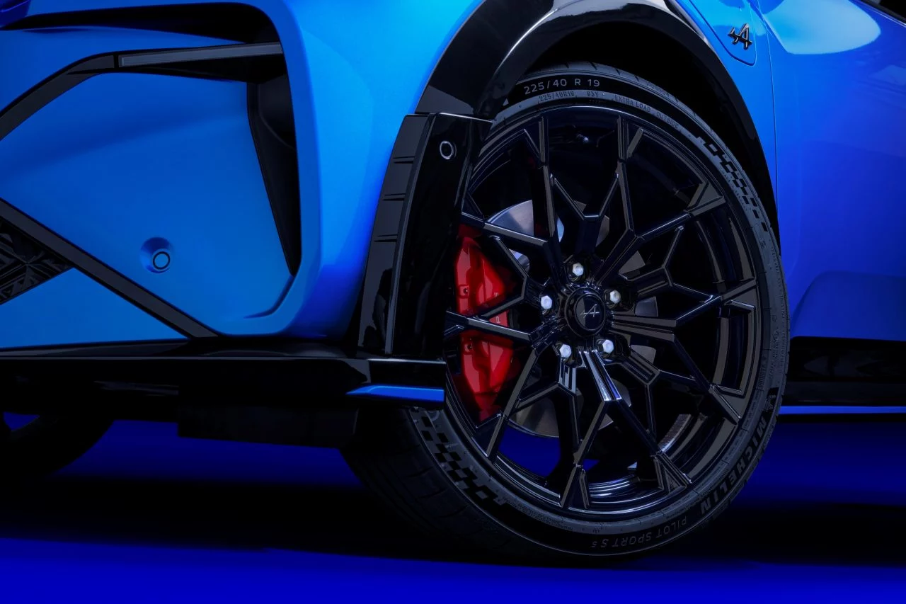 43_LOT3_CLOSEUP_EXTERIEURS_Ext_alpineBlueVision_GTS_JantesSnowflakesBlack19Full-666af8412998b-1280x853.webp