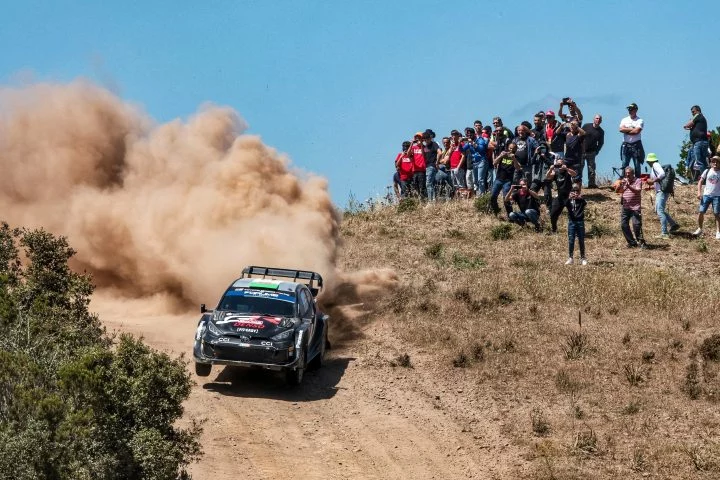 Un Hyundai i20 Coupe WRC se abre paso por las polvorientas pistas del Rally de Cerdeña.