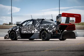 Vista lateral del Ford F-150 Lightning SuperTruck con alerón para Pikes Peak