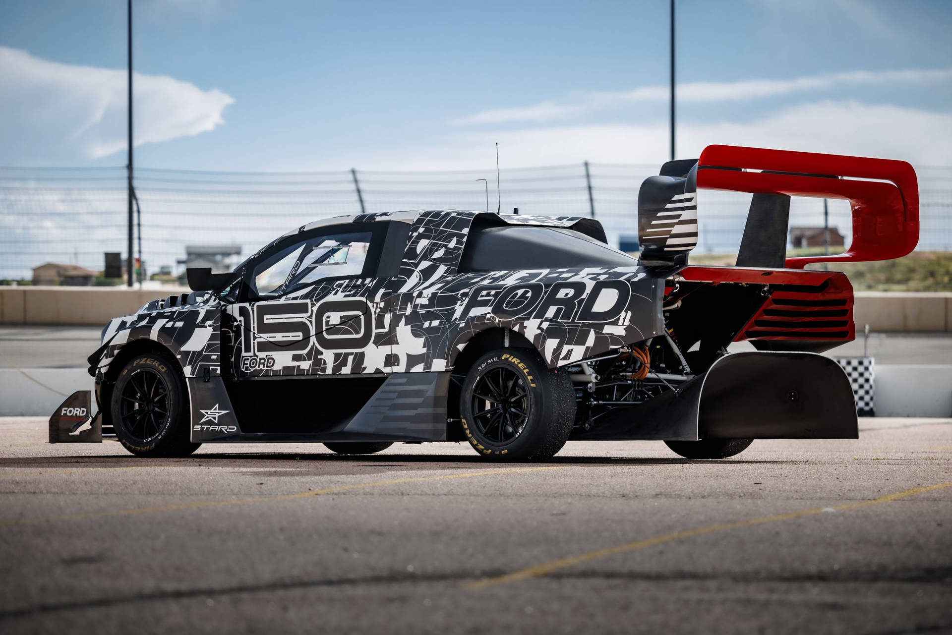 Vista lateral del Ford F-150 Lightning SuperTruck con alerón para Pikes Peak