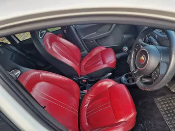 Vista lateral de los asientos deportivos rojos en el interior del Abarth Panda.