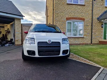 Vista delantera del audaz Abarth Panda con acentos deportivos y robustez característica.