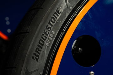 Vista parcial Aspark Owl, enfocando neumáticos Bridgestone