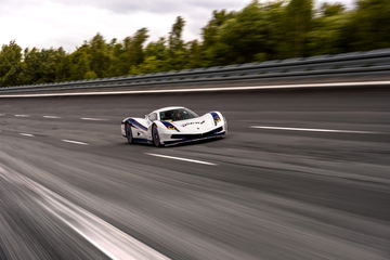 El Aspark Owl deslumbra con su velocidad, superando al Rimac Nevera con 438,7 km/h.