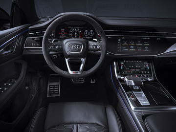 Vista frontal del volante y panel de instrumentos del Audi RS Q8, acabados de lujo