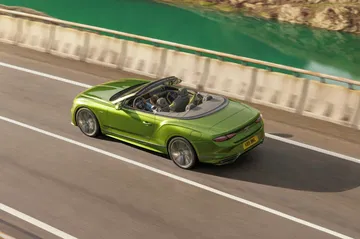 Bentley Continental GT Speed en verde, diseño elegante y deportivo.