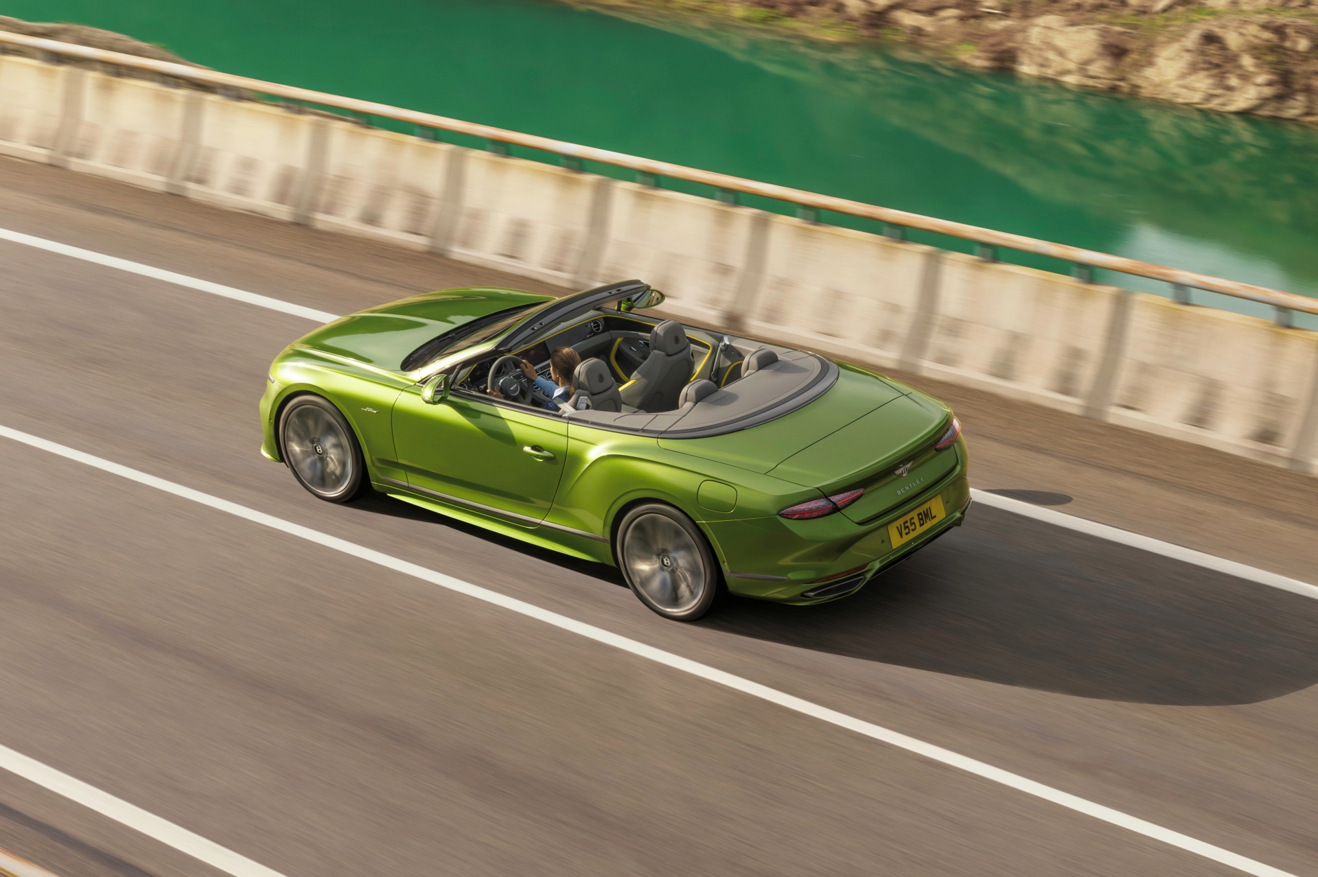 Bentley Continental GT Speed en verde, diseño elegante y deportivo.