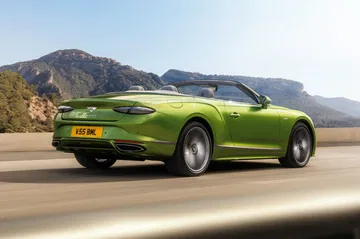 Vista lateral del Bentley Continental GT Speed en movimiento