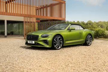 El Bentley Continental GT Speed 2025 exhibe un diseño exquisito y una presencia imponente.