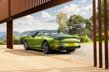 Vista lateral del Bentley Continental GT Speed 2025, refinamiento y potencia.