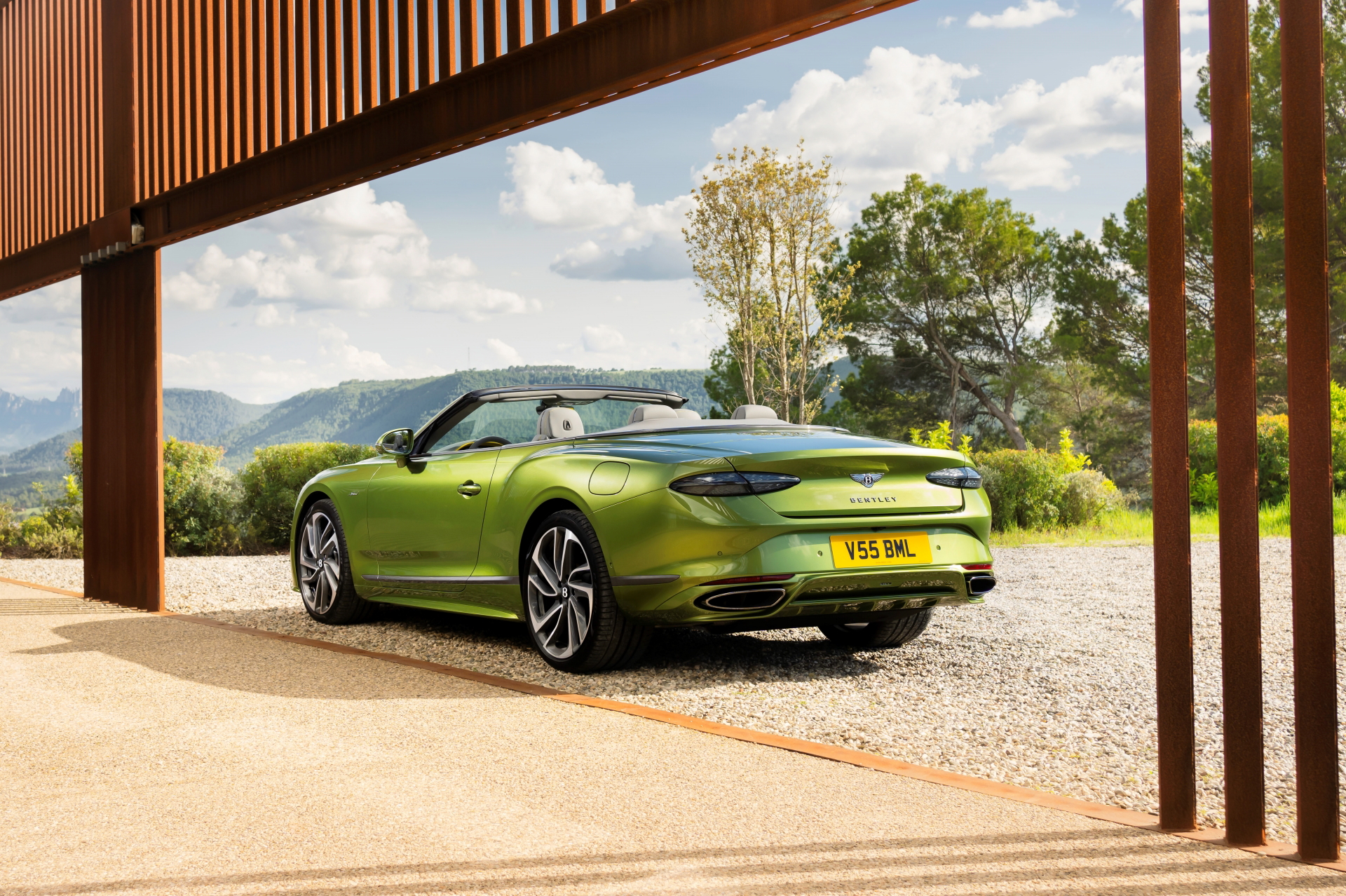 Vista lateral del Bentley Continental GT Speed 2025, refinamiento y potencia.