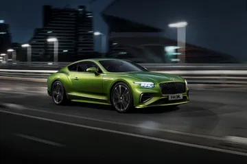 El nuevo Bentley Continental GT Speed 2025 exhibe un diseño elegante y deportivo.