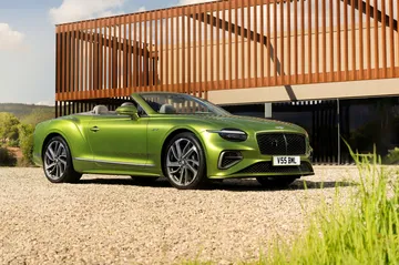 Perfil delantero del Bentley Continental GT Speed 2025, lujo y potencia.