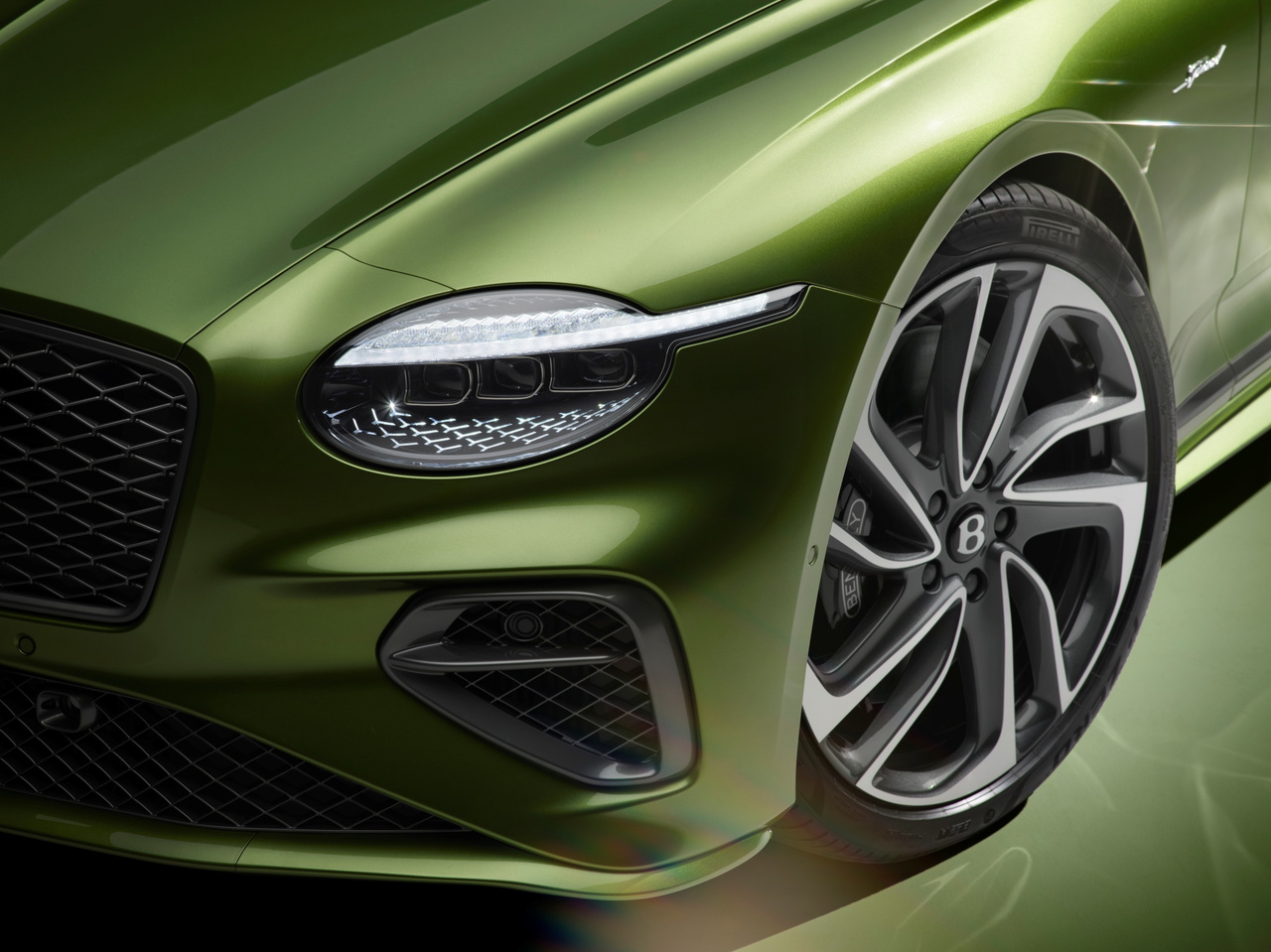 El imponente frontal del Bentley Continental GT Speed refleja lujo y potencia.