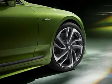 Vista lateral enfocando la imponente llanta del Bentley Continental GT Speed 2025