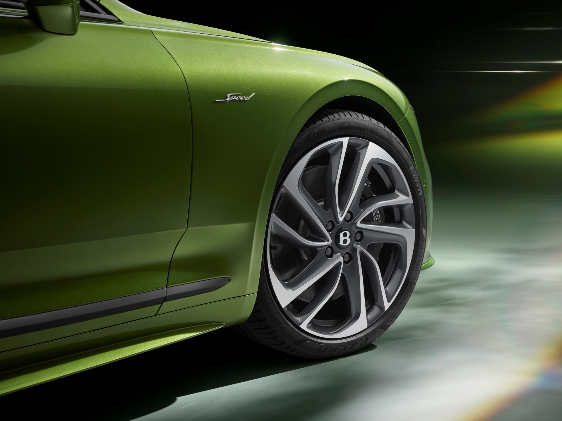 Vista lateral enfocando la imponente llanta del Bentley Continental GT Speed 2025