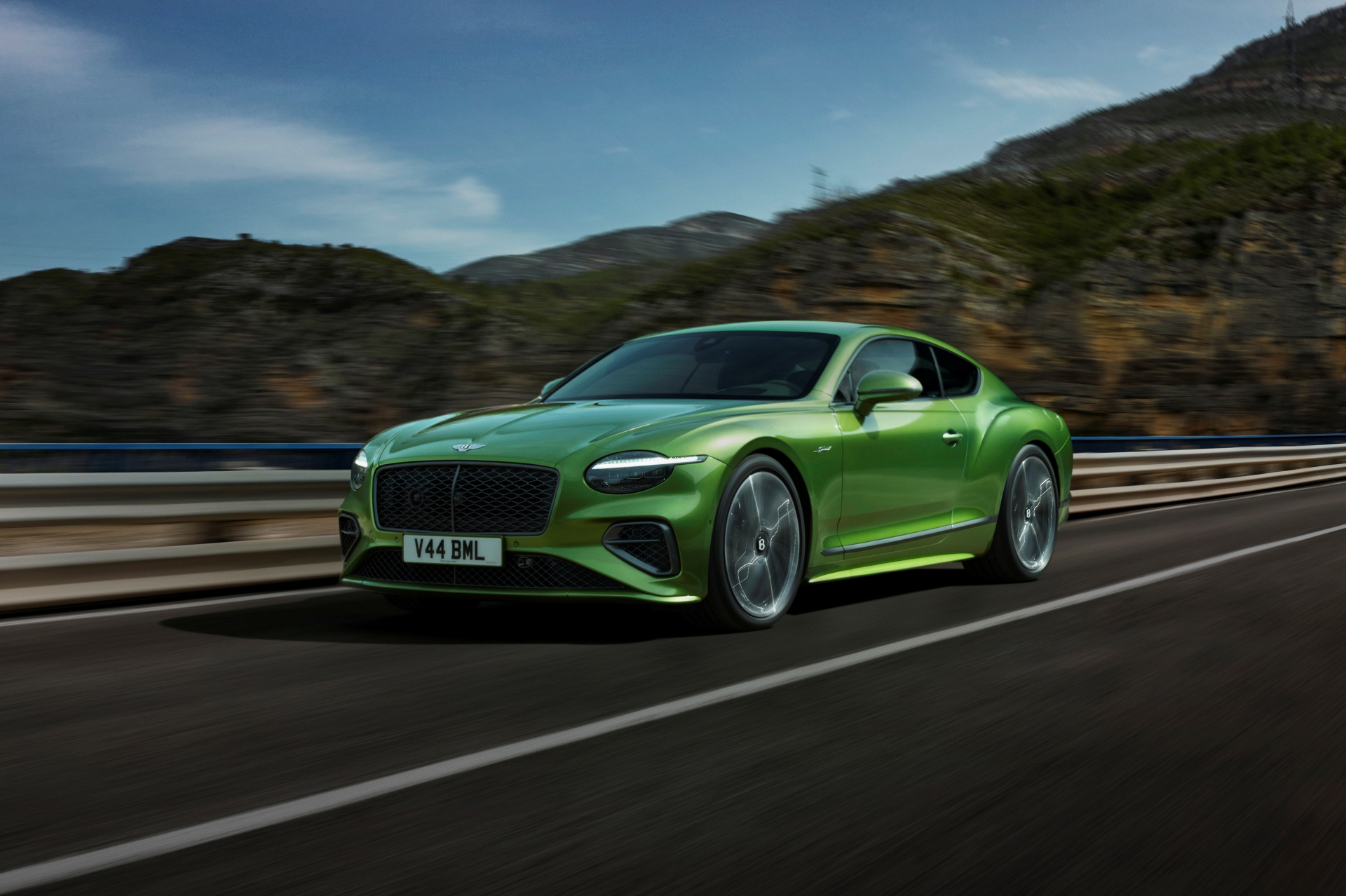 Vista lateral del elegante Bentley Continental GT Speed 2025 en movimiento.