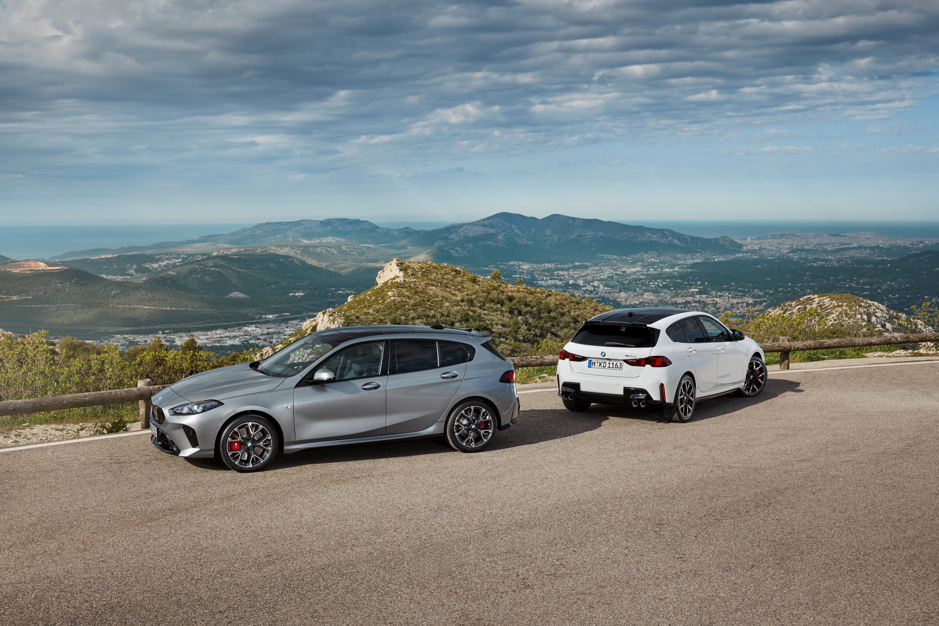 La imagen muestra la cuarta generación del BMW Serie 1 en un entorno natural, destacando su diseño lateral.