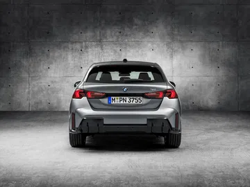 Vista trasera del BMW Serie 1 evidenciando líneas deportivas y diseño moderno.