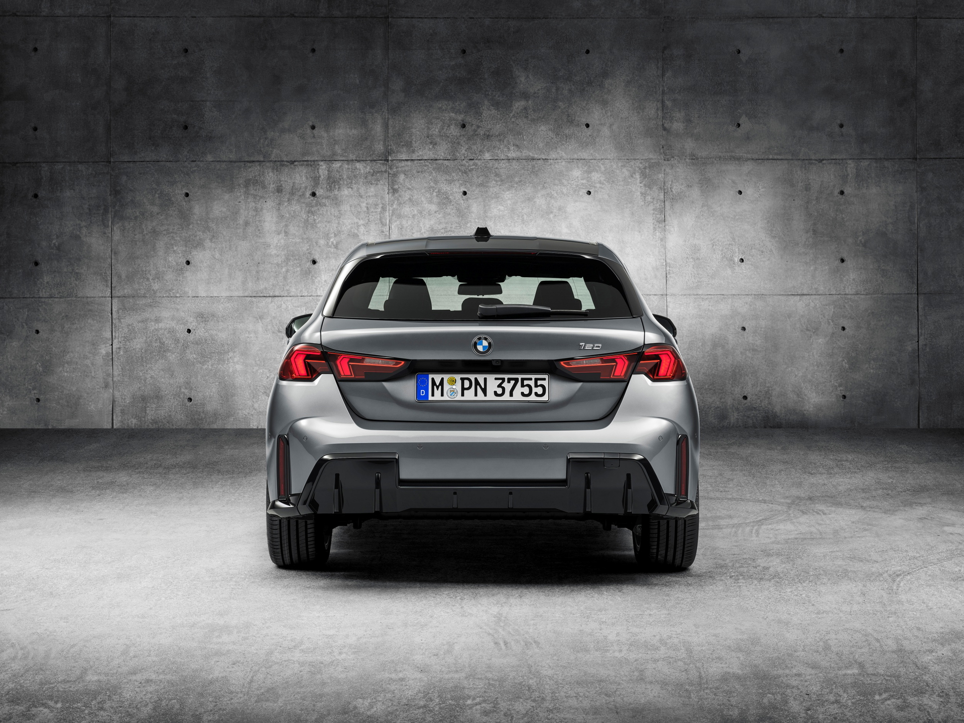 Vista trasera del BMW Serie 1 evidenciando líneas deportivas y diseño moderno.
