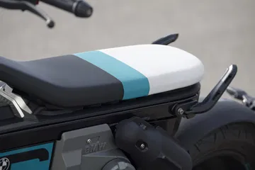 Vista lateral de la BMW CE 02, destacando el diseño de su asiento