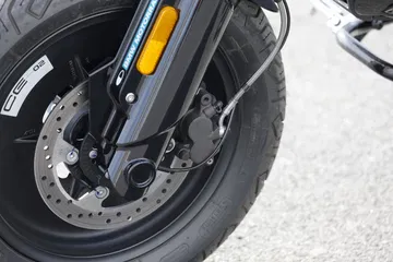 Vista detallada del sistema de frenado de disco del BMW CE 02.