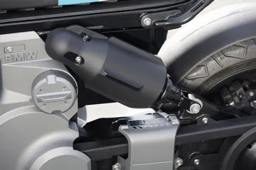 Vista del motor eléctrico de la BMW CE 02, mostrando sus componentes.
