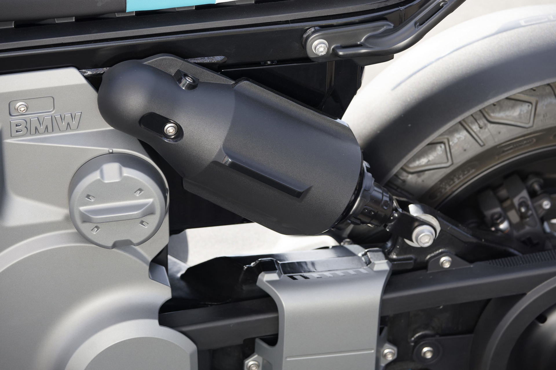 Vista del motor eléctrico de la BMW CE 02, mostrando sus componentes.