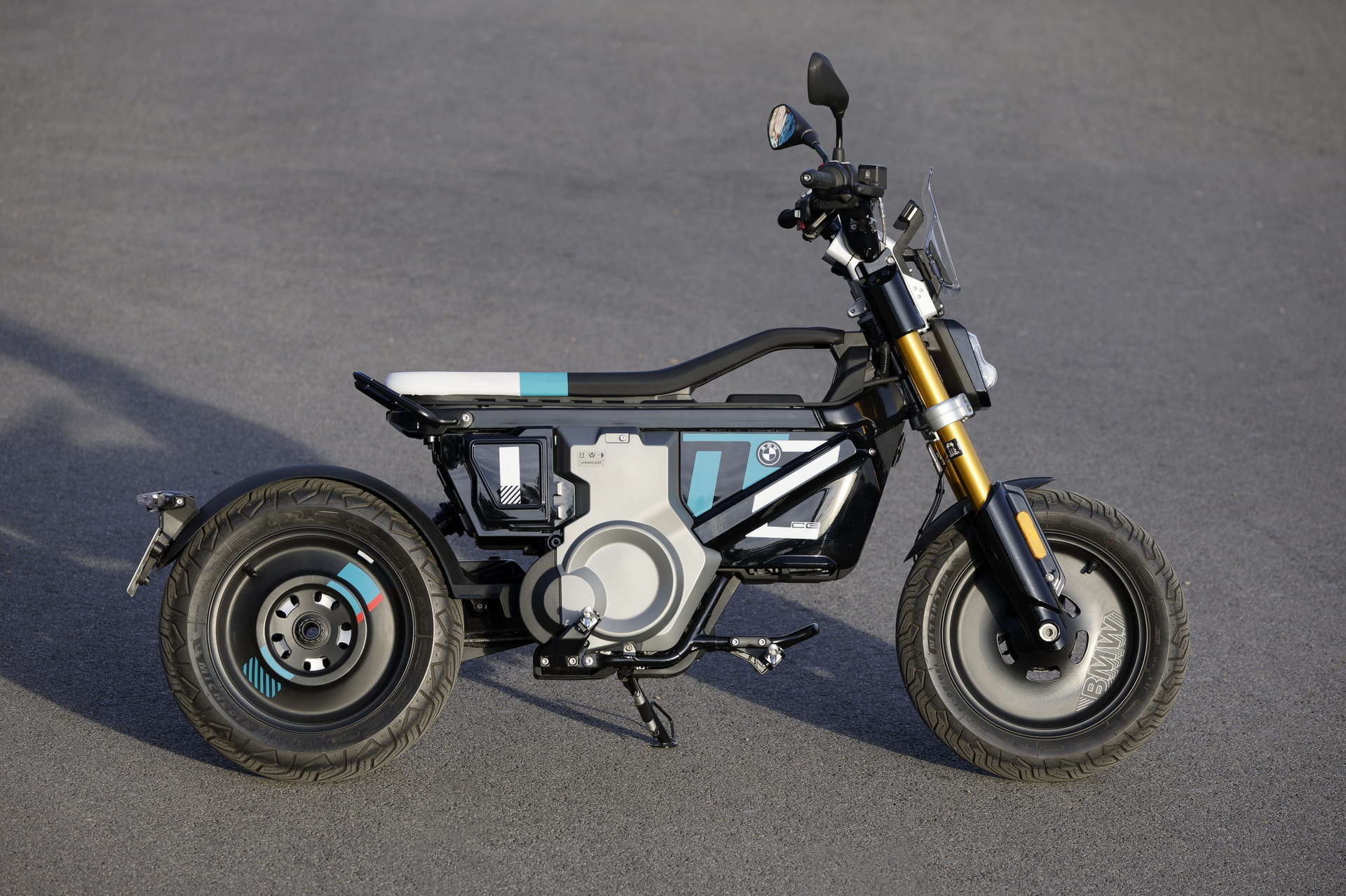 BMW CE 02, visión lateral que muestra su diseño compacto y moderno
