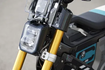 Vista delantera de BMW CE 02 destacando su moderna iluminación LED y suspensiones.