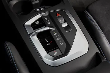 Consola central del BMW M135 con controles ergonómicos.