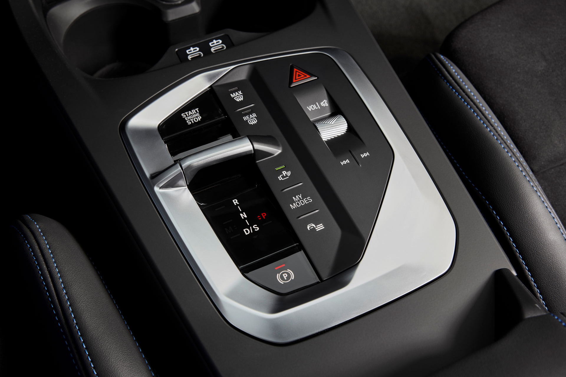 Consola central del BMW M135 con controles ergonómicos.