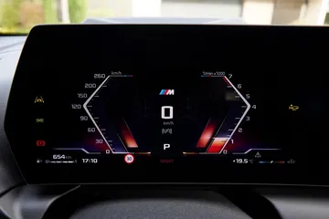 Pantalla de instrumentos digitales con diseño exclusivo de BMW.