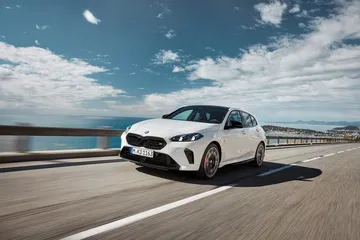 Vista lateral del BMW M135 revelando su línea deportiva