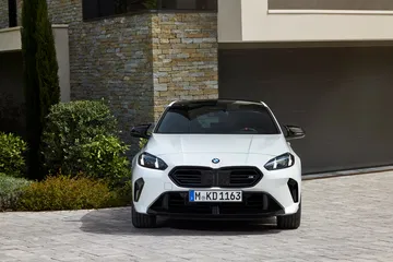 Vista frontal del nuevo BMW M135 mostrando su agresivo diseño