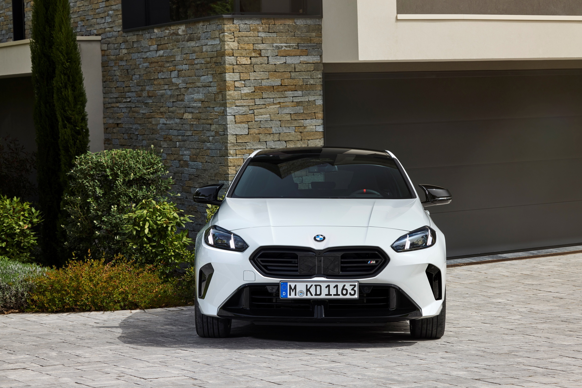Vista frontal del nuevo BMW M135 mostrando su agresivo diseño