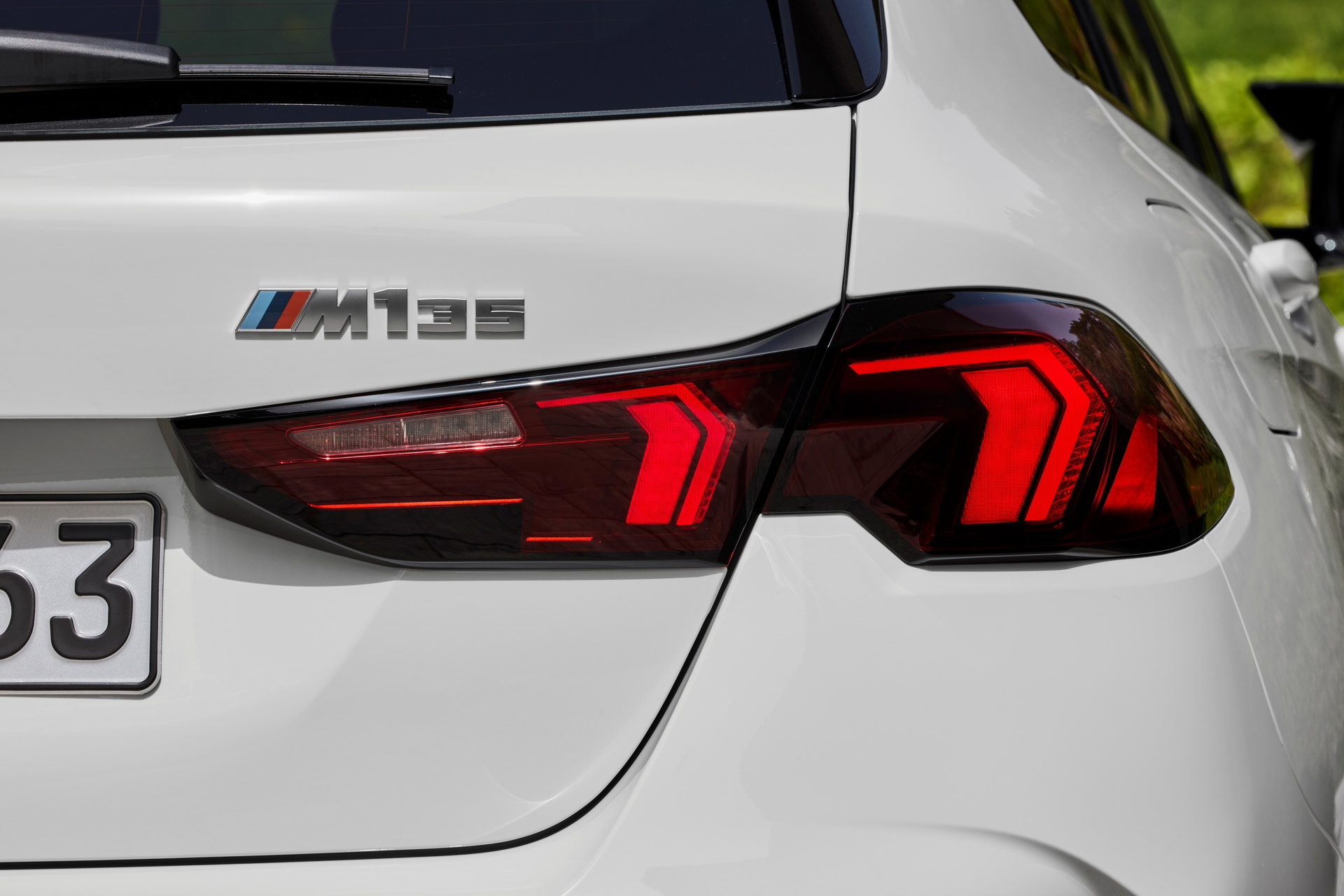 Vista detallada de la trasera y lateral del nuevo BMW M135, mostrando su diseño deportivo.