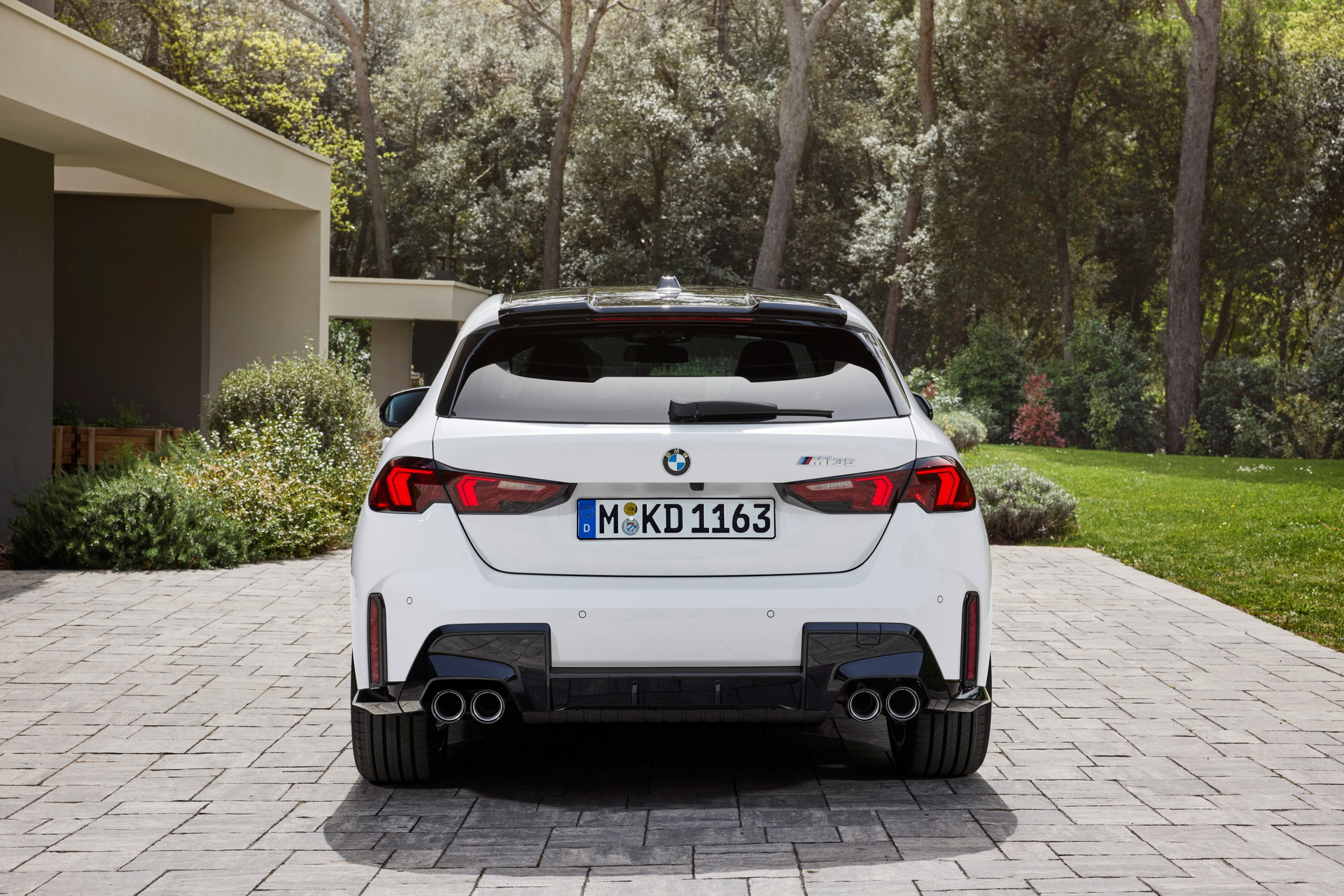 Vista trasera del BMW M135, destacando su robusta estampa y diseño deportivo.